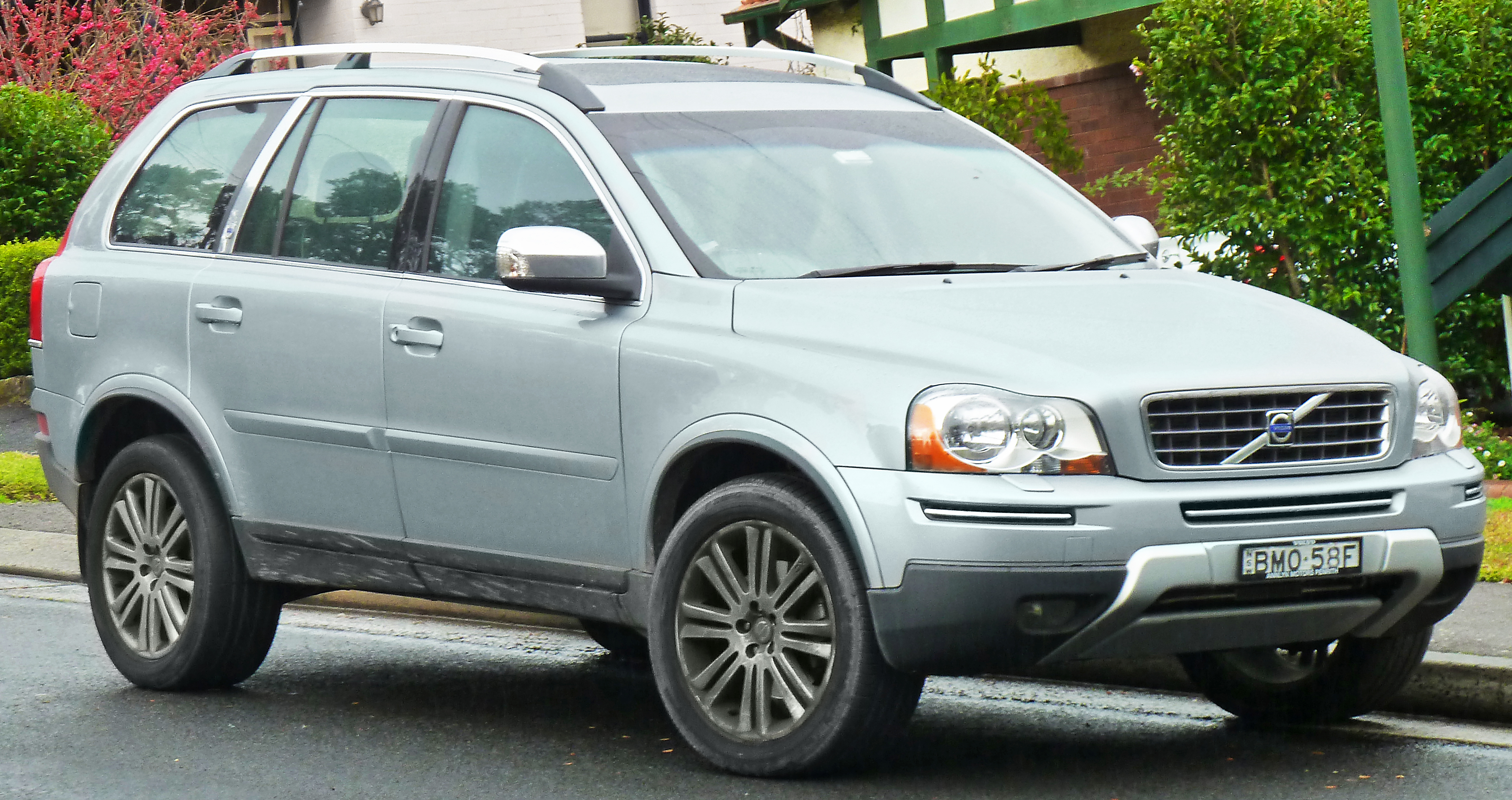 File:2009 Volvo XC90 (P28 MY09) D5 wagon (2011-07-17) 01.jpg - Wikimedia  Commons