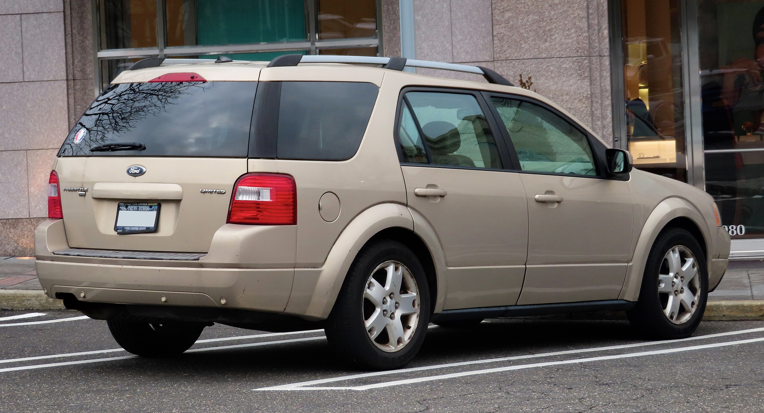 File:2007 Ford Freestyle Limited, rear 12.31.19.jpg - Wikimedia Commons