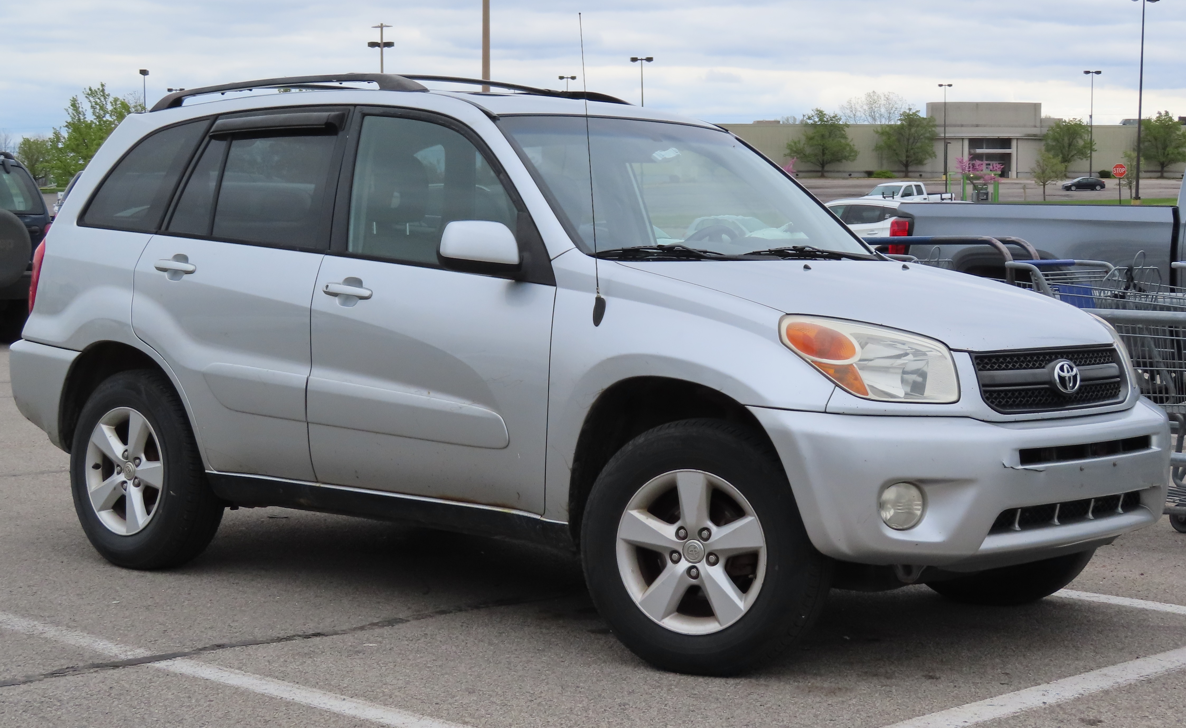 File:2004-2005 Toyota RAV4 4WD with L Package.jpg - Wikimedia Commons