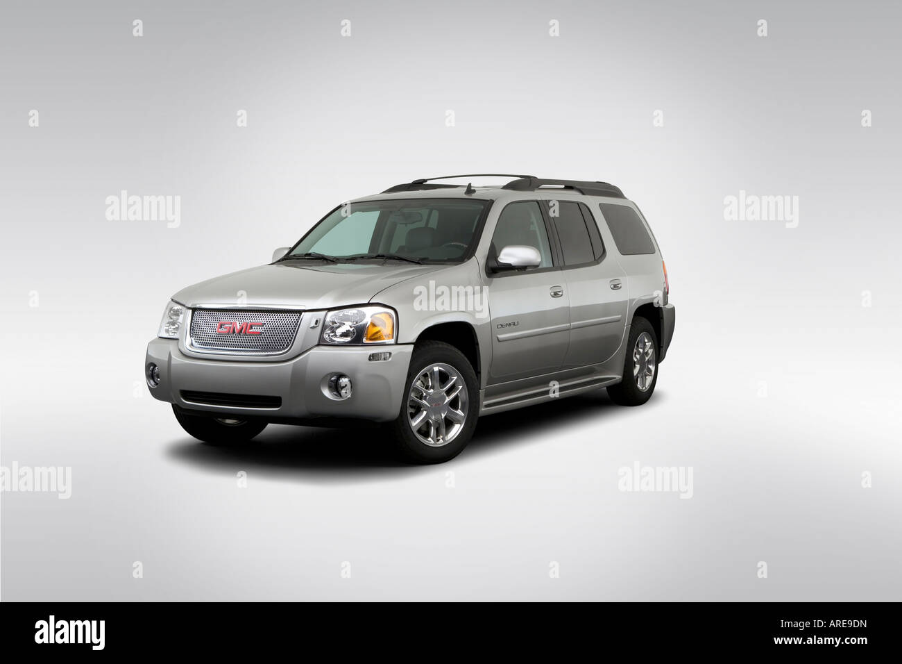 2006 GMC Envoy XL Denali in Silver - Front angle view Stock Photo - Alamy