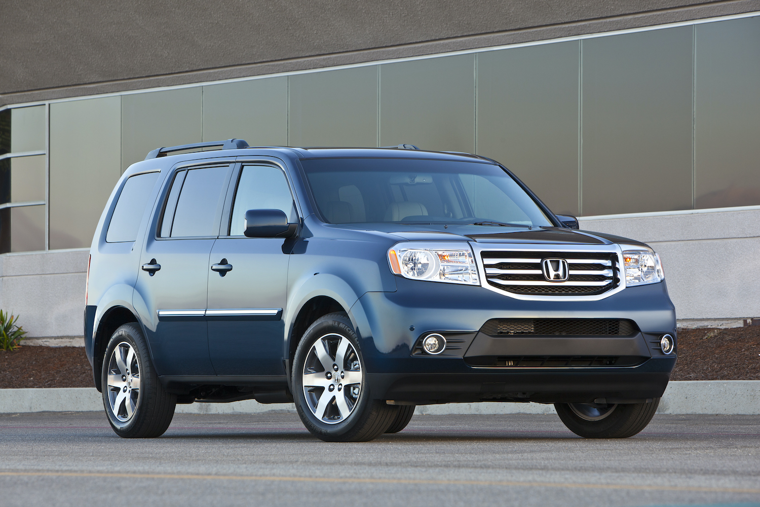 The 2014 Honda Pilot is the Best Used Midsize SUV for Under $15,000, Says  KBB