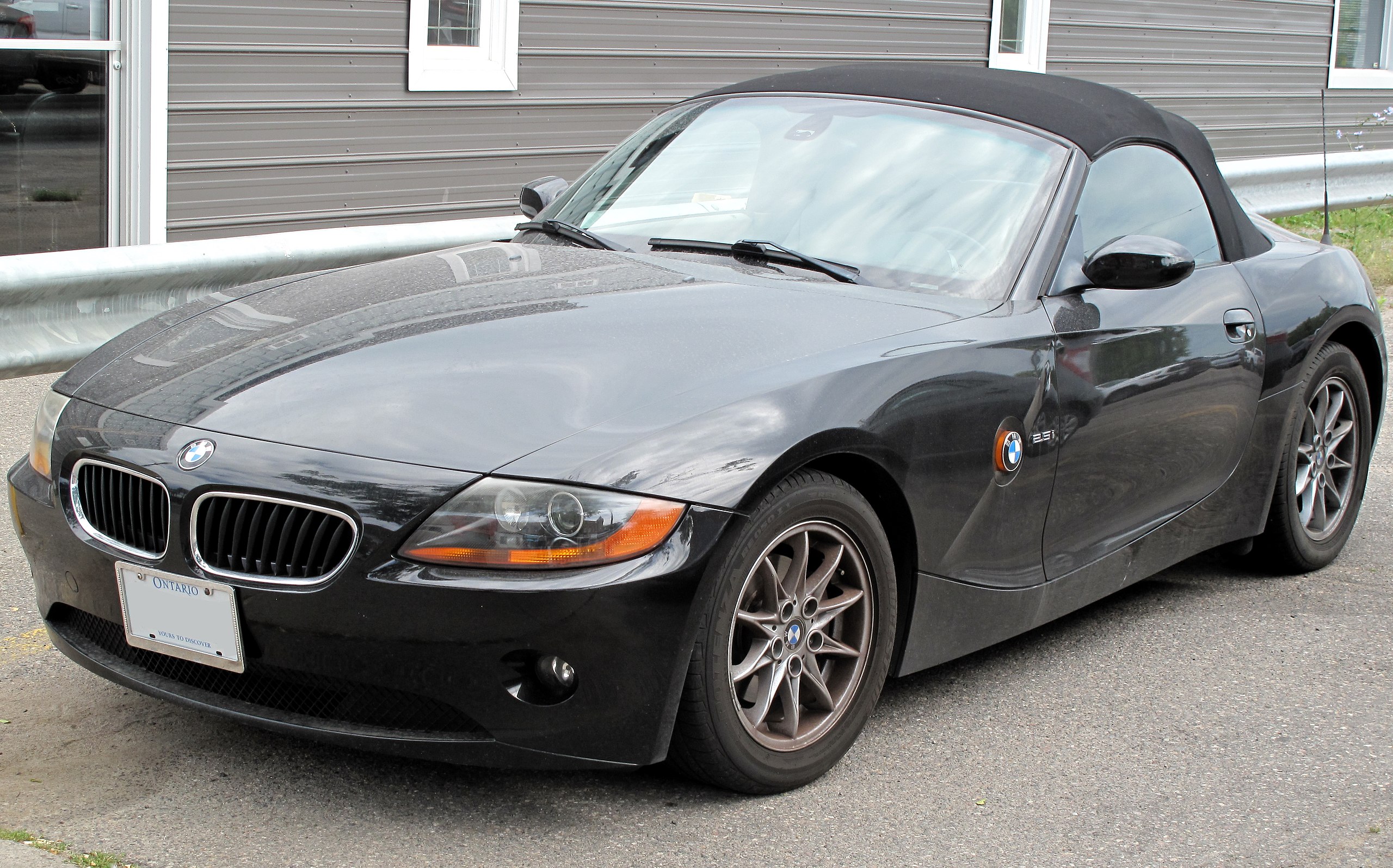 File:2004 BMW Z4 2.5i in Jet Black, Front Left, 07-19-2022.jpg - Wikimedia  Commons