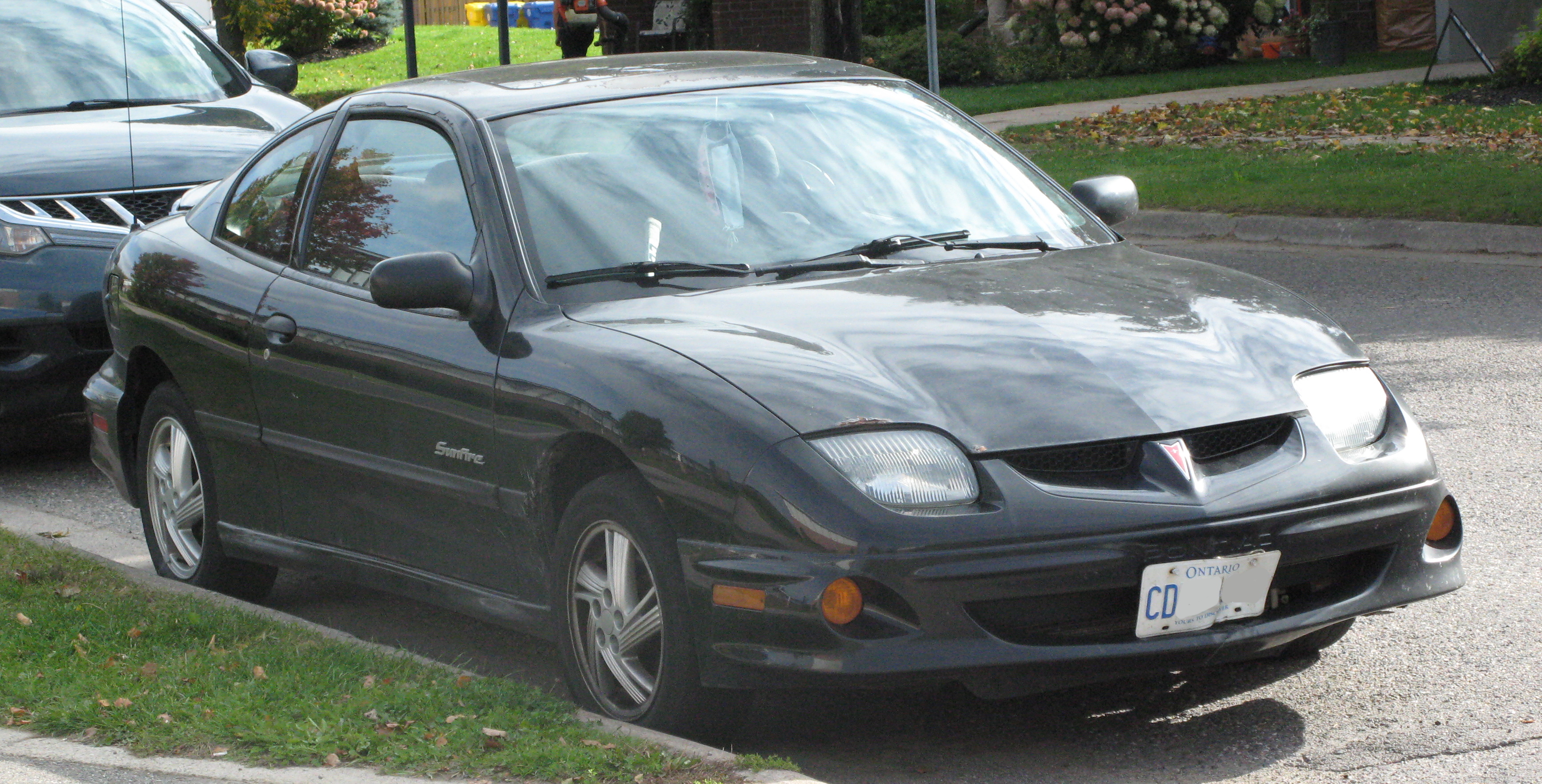 File:2002 Pontiac Sunfire SE, Front Right, 10-05-2020.jpg - Wikimedia  Commons