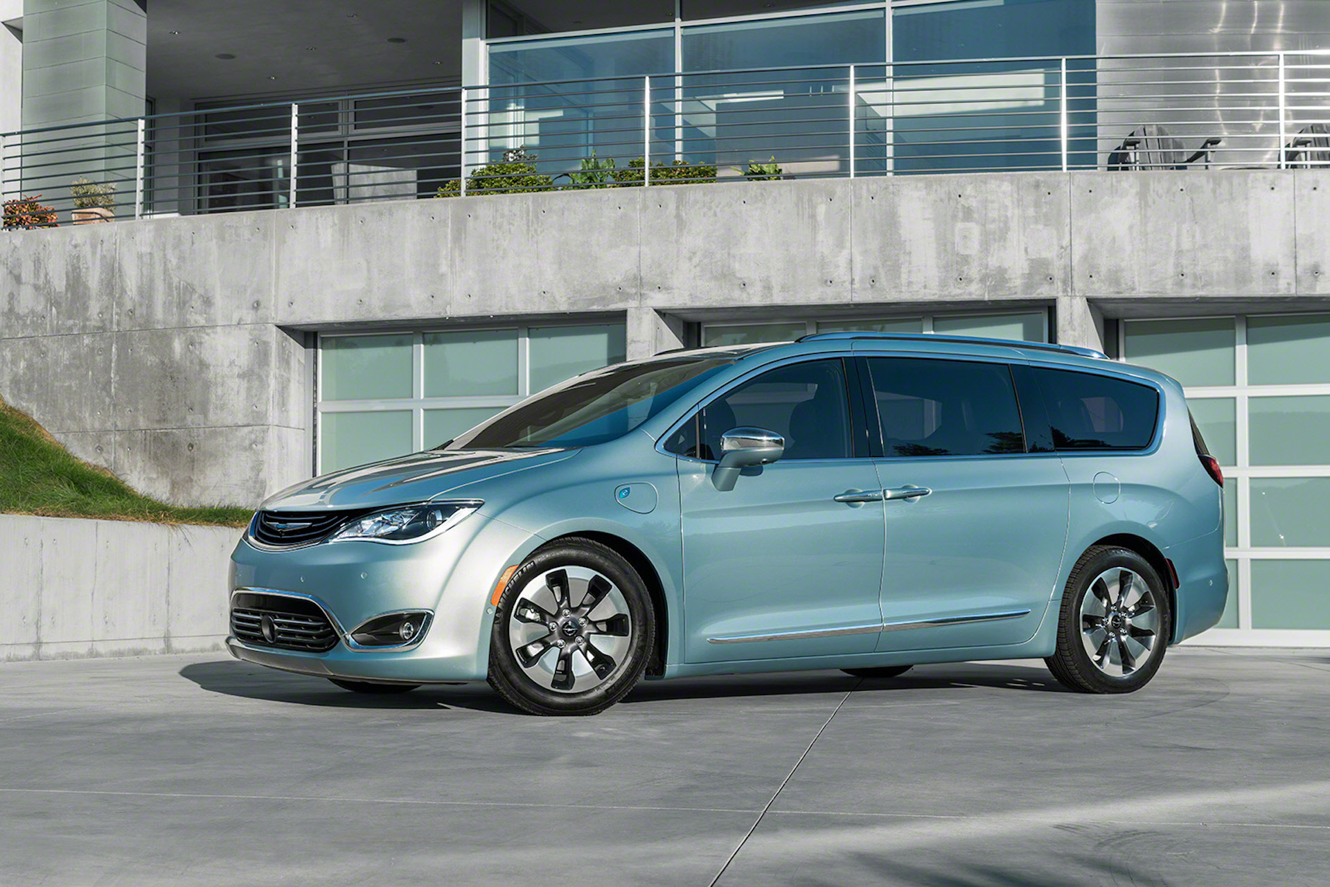2017 Chrysler Pacifica Hybrid: More Details On 30-Mile Plug-In
