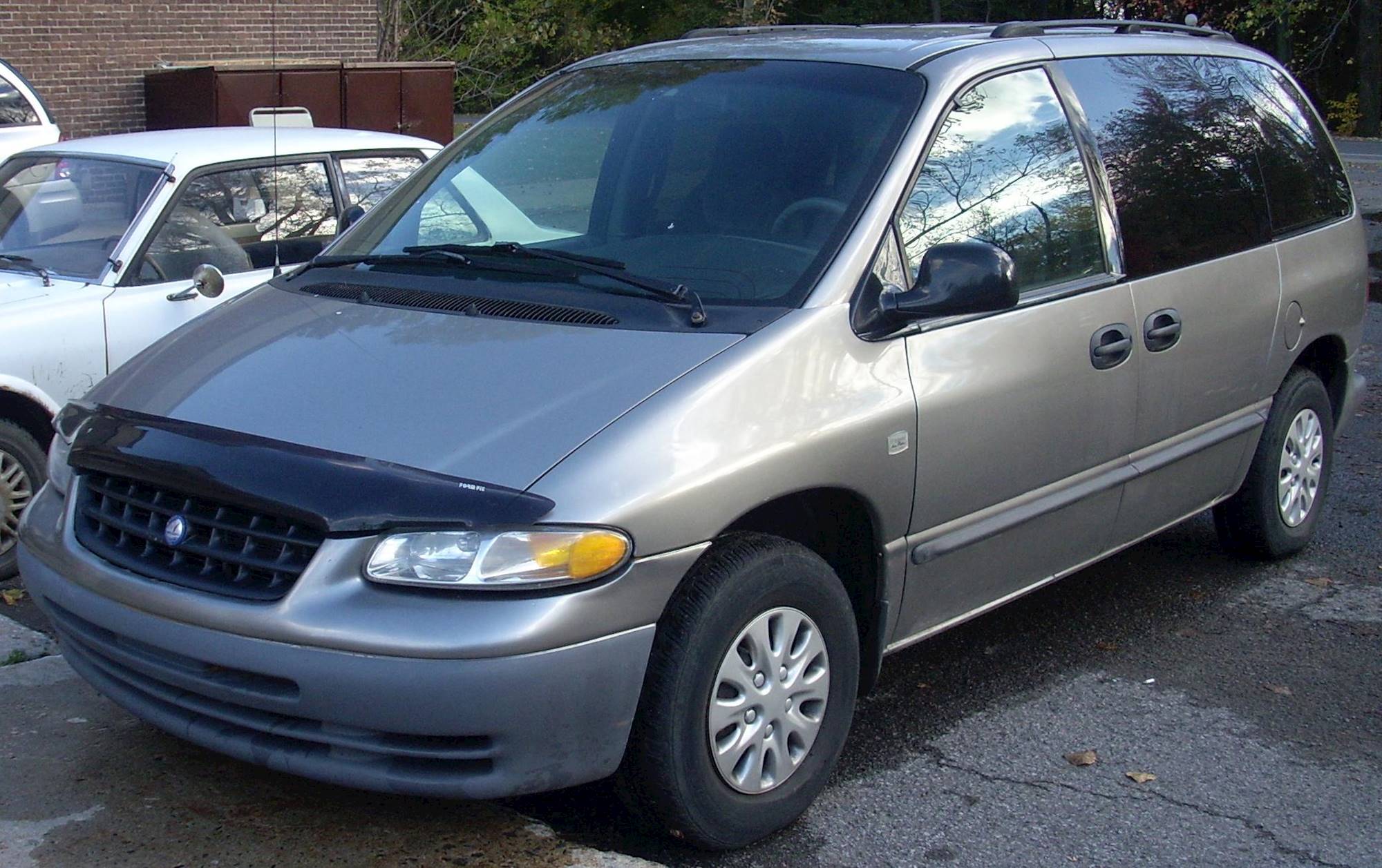 1997 Plymouth Voyager SE - Passenger Minivan 2.4L auto