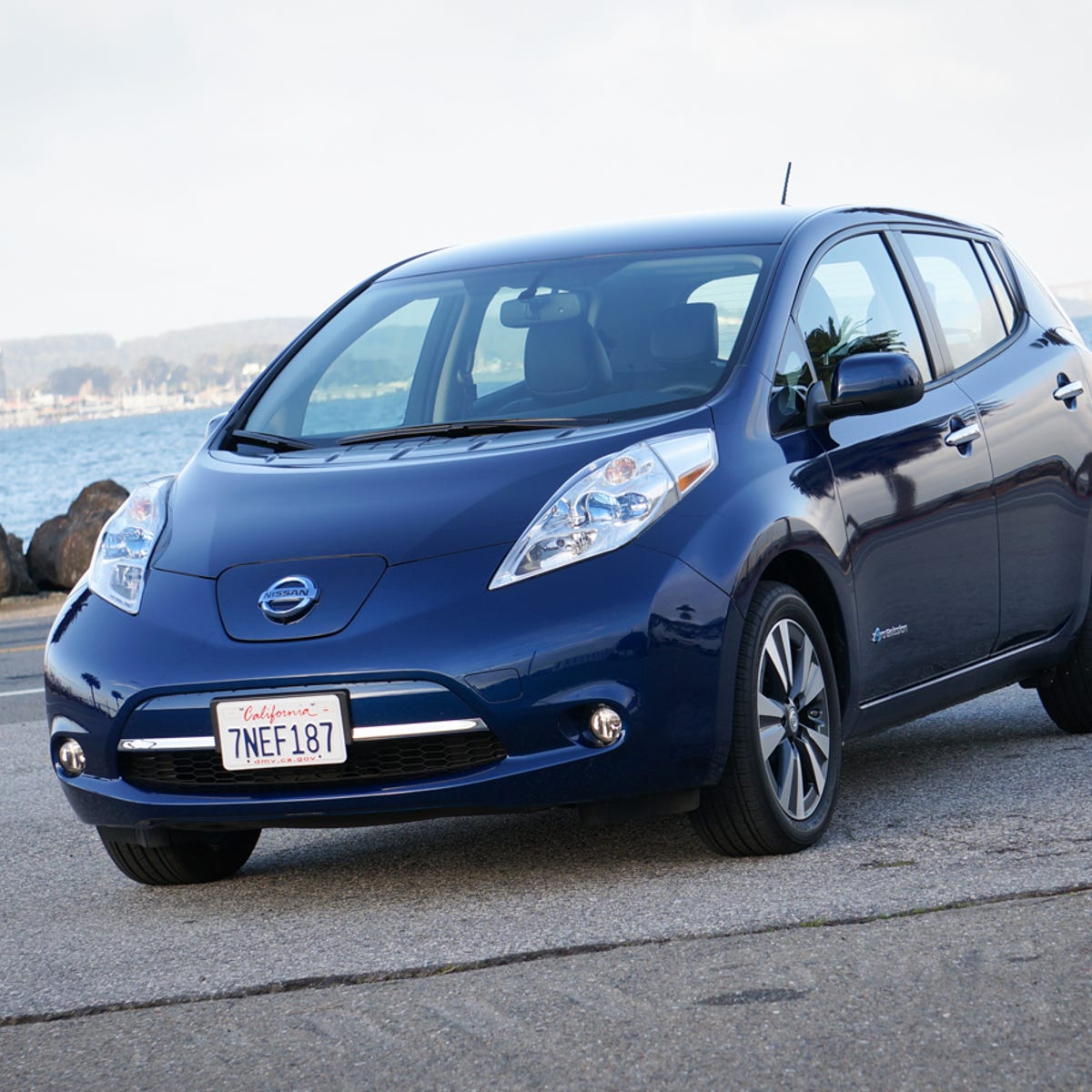 2016 Nissan Leaf SL review: Class-leading 107-mile range keeps this aging  electric relevant - CNET