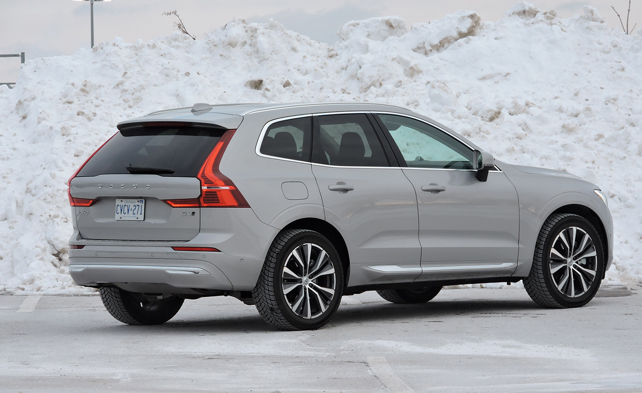 2022 Volvo XC60 B6 AWD Review: Doing Things Differently - AutoGuide.com