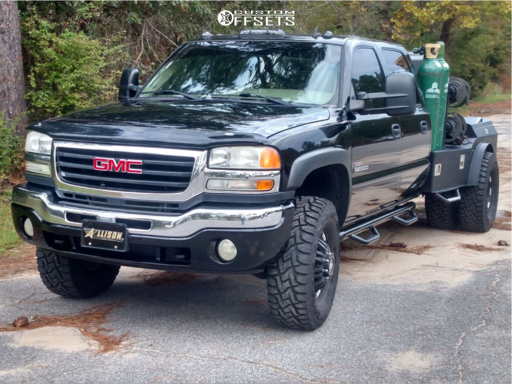 2006 GMC Sierra 3500 with 17x6 -134 Moto Metal Mo963 and 35/12.5R17 Toyo  Tires Open Country R/T and Leveling Kit | Custom Offsets