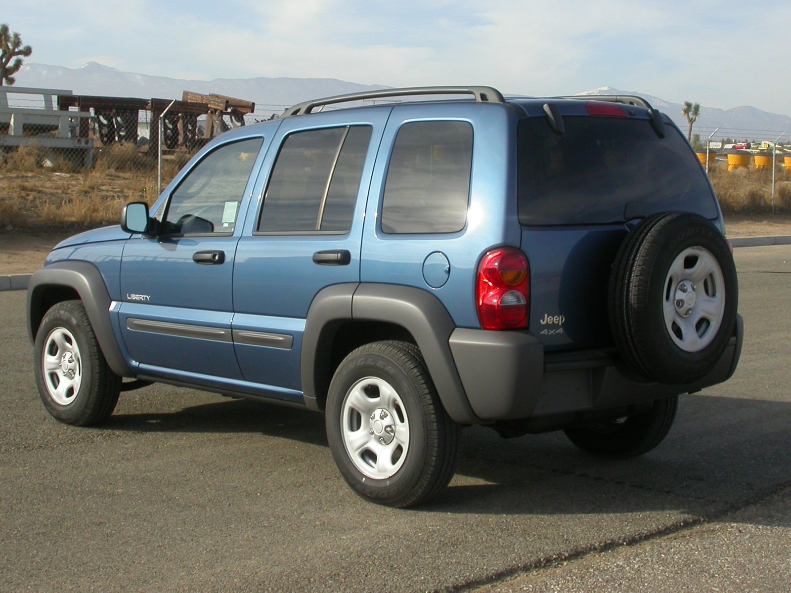 File:2004 Jeep Liberty -- NHTSA 02.jpg - Wikipedia