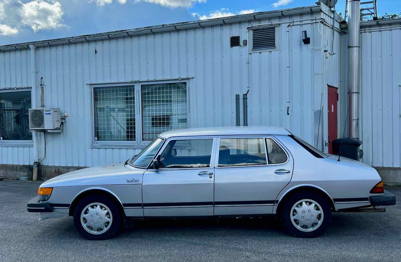 Executive car from Sweden - the Saab 900 CD Turbo