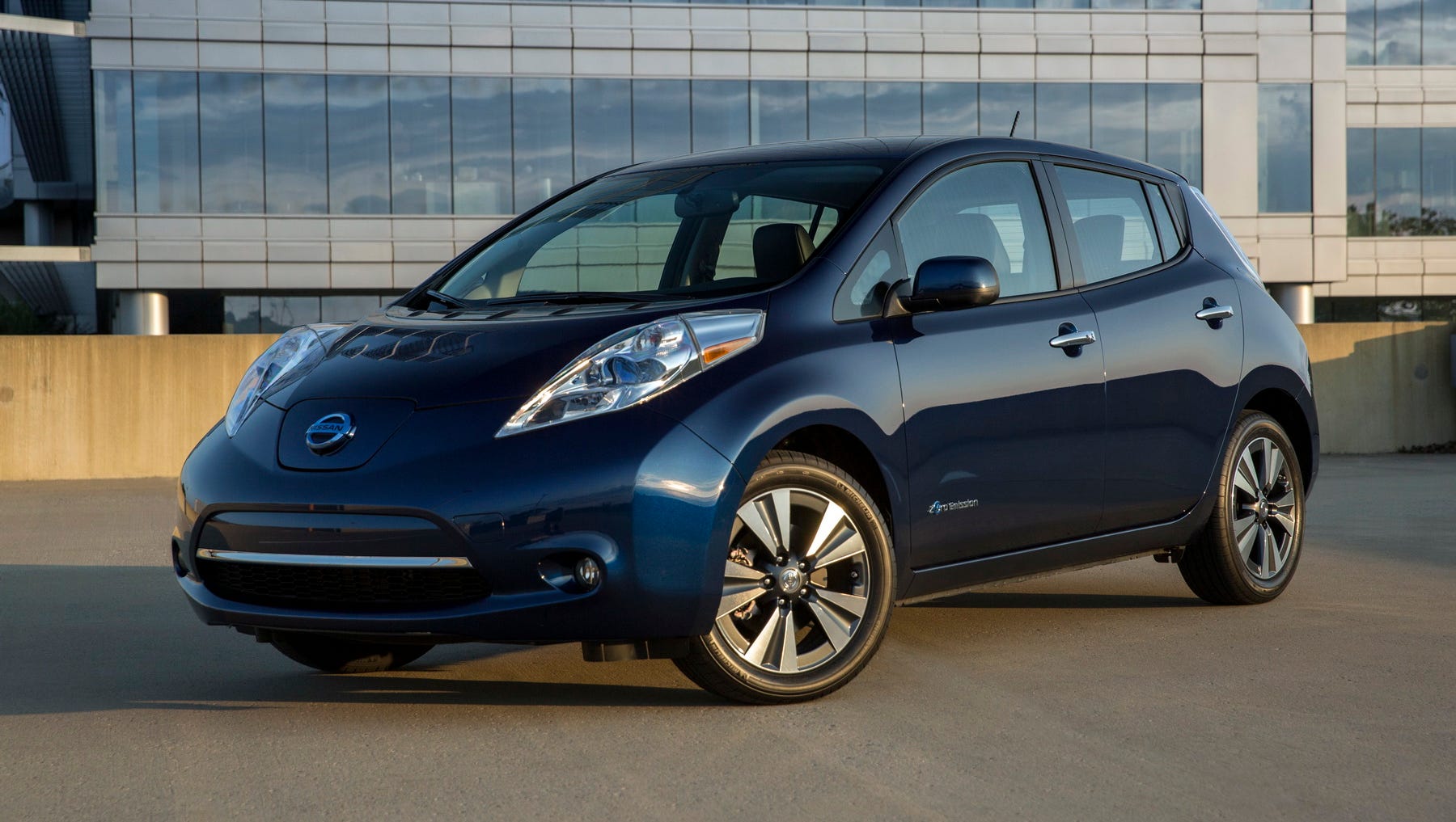 Review: 2017 Nissan LEAF Electric environmentally-friendly everyday car