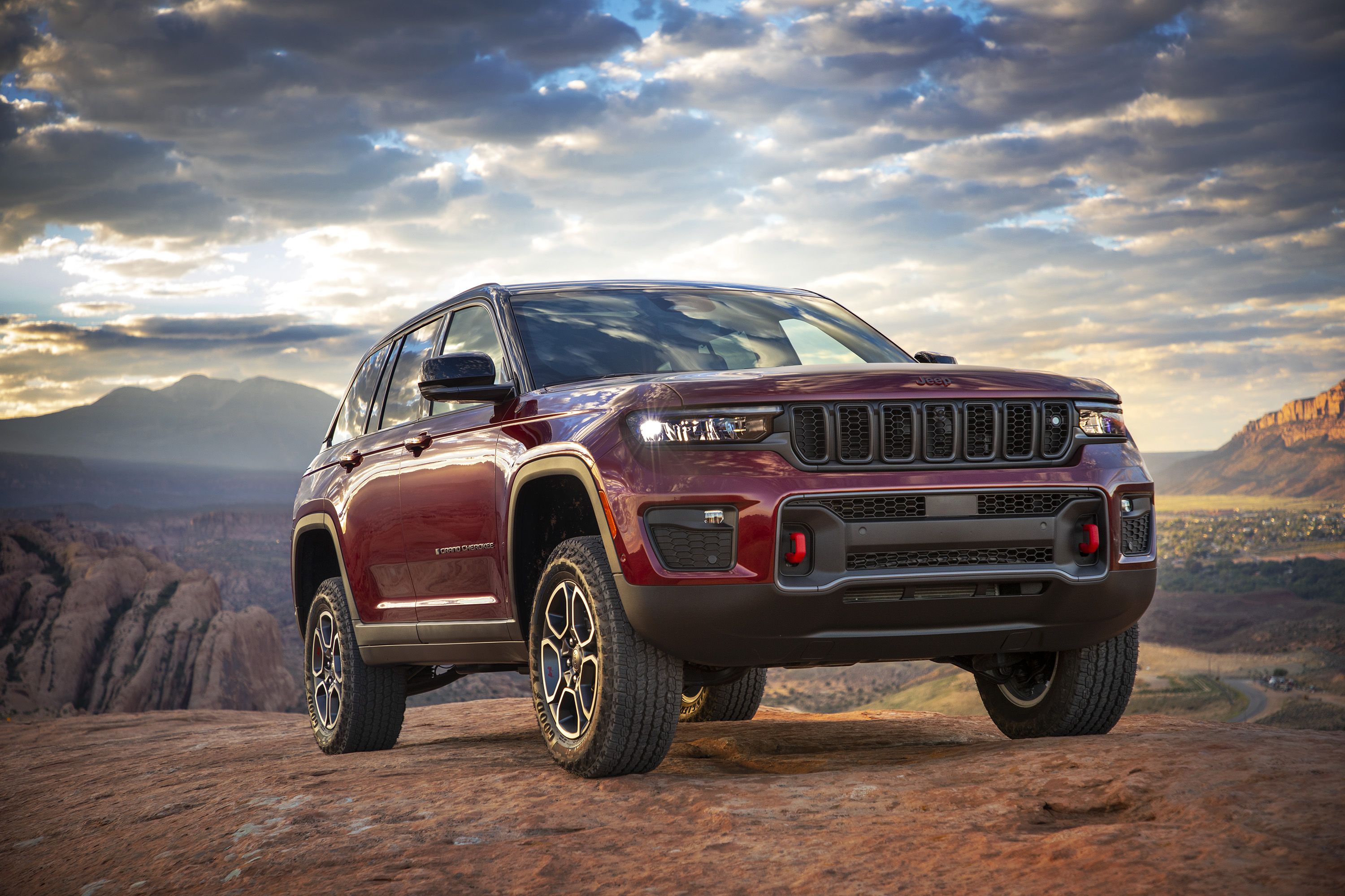 2022 Jeep Grand Cherokee Review: A Luxurious Family Car, a Serious  Off-Roader