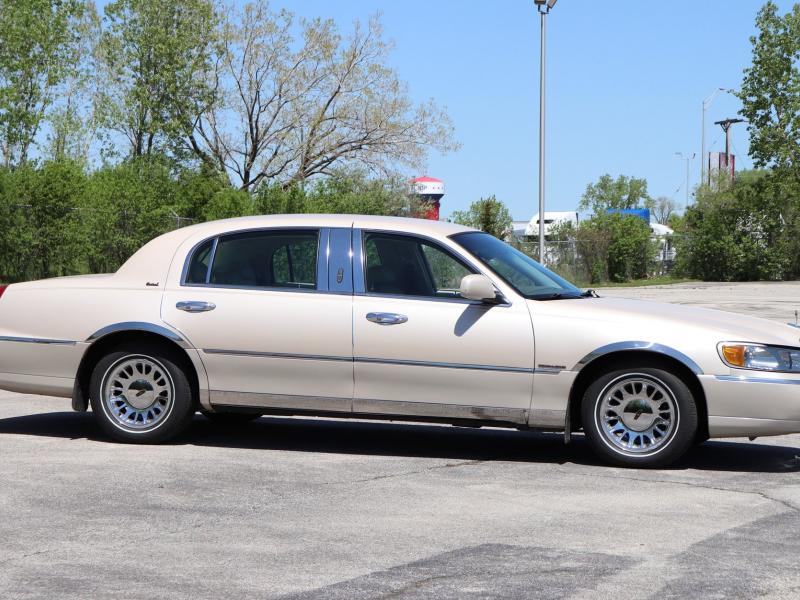 2001 Lincoln Town Car | Midwest Car Exchange