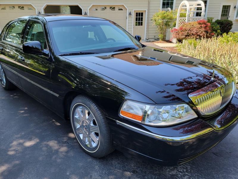 No Reserve: 2,700-Mile 2004 Lincoln Town Car Ultimate for sale on BaT  Auctions - sold for $38,000 on September 1, 2022 (Lot #83,169) | Bring a  Trailer